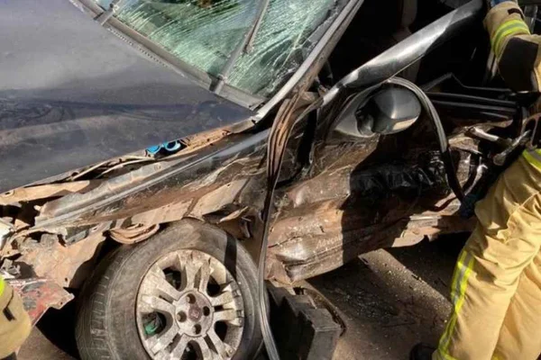 Jovem foge de blitz e colide em outro veículo