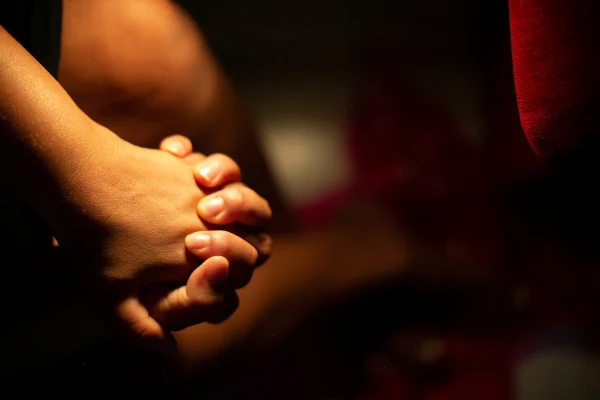 foto colorida de duas mãos entrelaçadas
