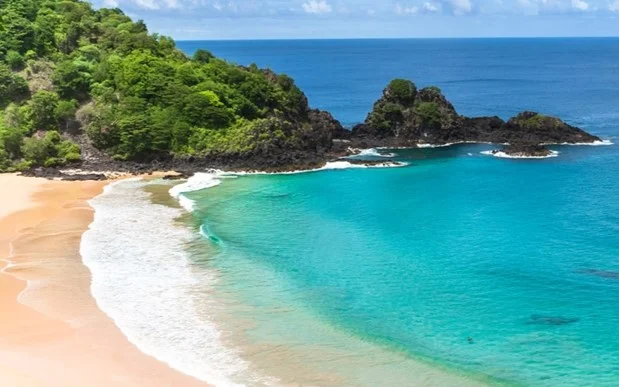 A Praia da Baía do Sacho, em Fernando de Noronha, é considerada uma das mais lindas do Brasil. Com uma paisagem de tirar o fôlego, ela está localizada em meio a paredão de pedras e, por isso, para acessá-la é necessário utilizar barco ou subir escadaria que existe entre as fendas no paredão de pedra A Praia da Baía do Sacho, em Fernando de Noronha, é considerada uma das mais lindas do Brasil. Com uma paisagem de tirar o fôlego, ela está localizada em meio a paredão de pedras e, por isso, para acessá-la é necessário utilizar barco ou subir escadaria que existe entre as fendas no paredão de pedra