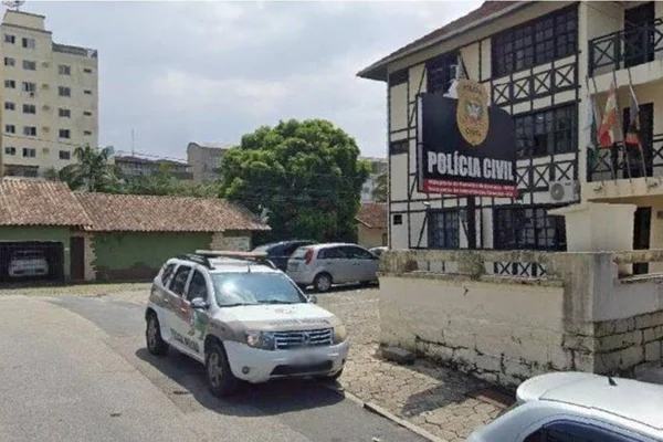 Imagem colorida mostra delegacia da Polícia Civil de Brusque (SC) - Metrópoles