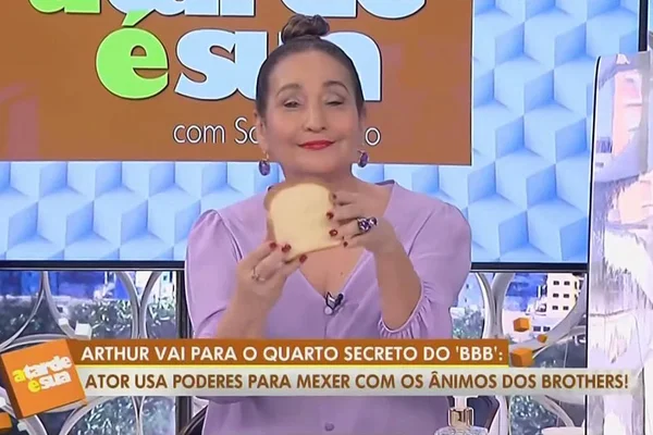 Sonia Abrão exibe pão no programa A Tarde É Sua para celebrar vitória de Arthur Aguiar no Paredão Falso do BBB22