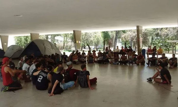 Escola em BH, onde votam Kalil e Leite, tem área ocupada isolada