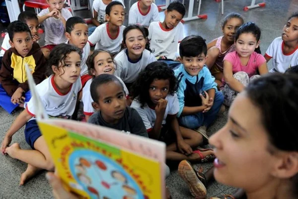 MEC pede que escolas façam vídeos das crianças cantando Hino Nacional