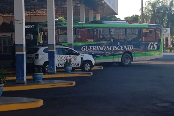 Imagem colorida mostra ônibus onde homem cometeu importunação sexual contra duas mulheres em Osvaldo Cruz, interior de São Paulo - Metrópoles