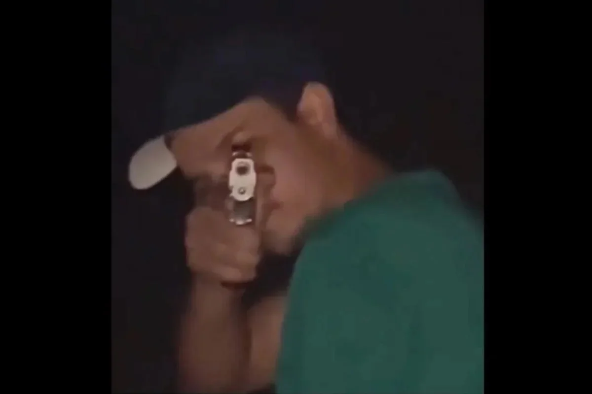 Jovem filmado ao atirar e matar namorada é condenado a 19 anos