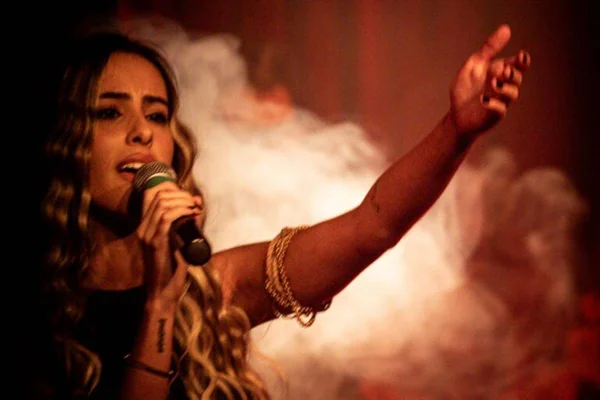 Ana Morais em seu primeiro show - Metrópoles