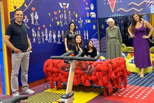 Tadeu Schmidt leva a família para conhecer a casa do BBB22