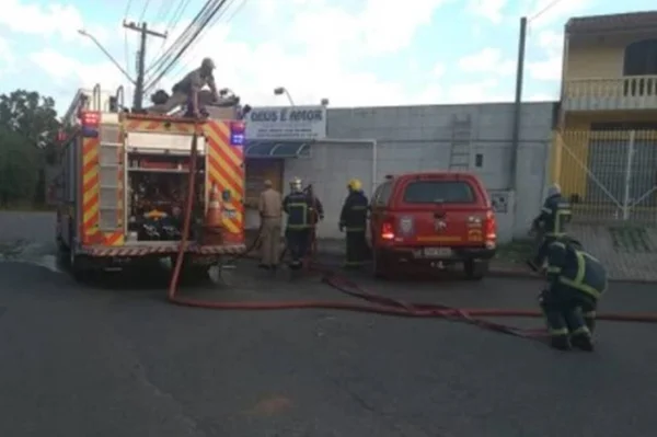 Após furto de fiação elétrica, igreja pega fogo em Curitiba