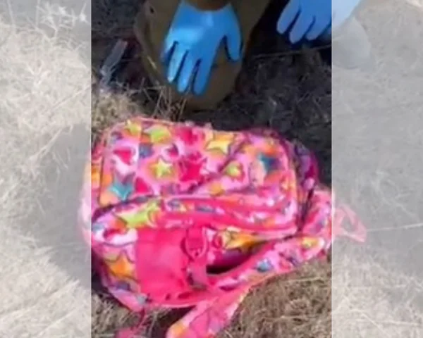 Imagem colorida da mochila com explosivos do Hamas, encontrada por soldados israelenses
