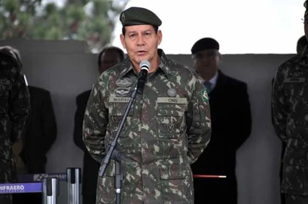 General fala em intervenção militar e é criticado por Forças Armadas