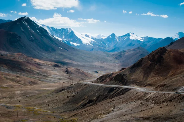 Imagem colorida do planalto de pamir - Metrópoles