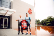 Bruno Henrique, do Flamengo recebe premiação por 300 jogos no time carioca.