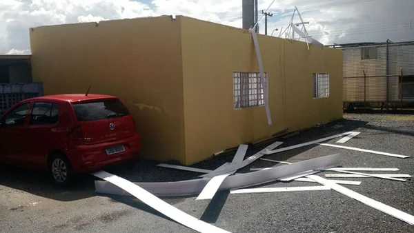 Teto de escola é levado pelo vento na QNG 12 de Taguatinga
