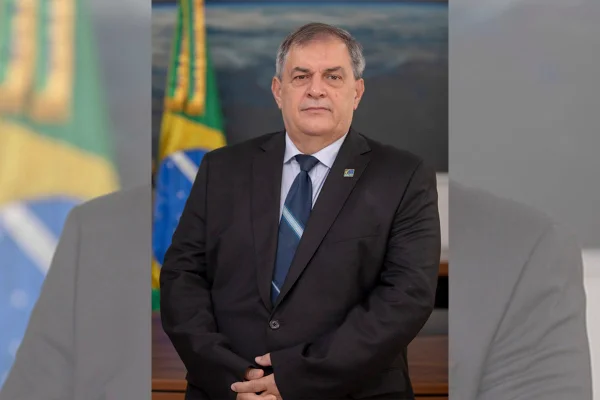 Retrato de Paulo Alvim, ministro da Ciência, Tecnologia e Inovações