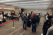 Votação para o 2º turno da eleição brasileira em Ariake Tower, o maior local de votação de Tóquio