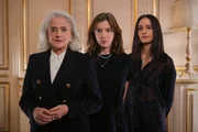 Alice Wegmann como Maira, Marieta Severo como Lucia e Nanda Costa como Irina na série Dom de Iludir, da Netflix Alice Wegmann como Maira, Marieta Severo como Lucia e Nanda Costa como Irina na série Dom de Iludir, da Netflix