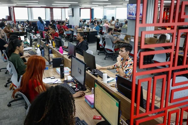 imagem de jornalistas do metrópoles trabalhando na redação