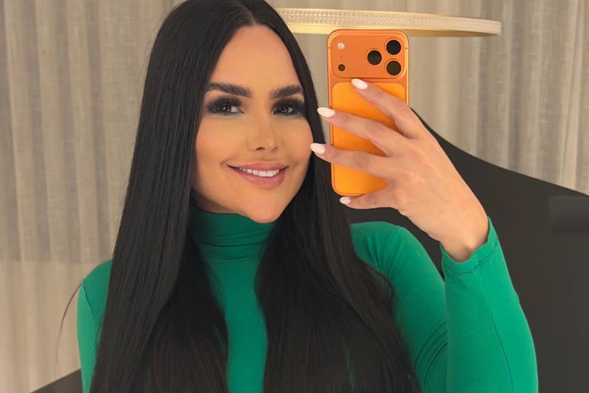 Perlla faz selfie no salão de beleza Perlla faz selfie no salão de beleza