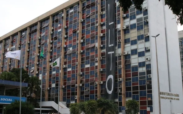 Sede da Funasa com bandeira de luto - Metrópoles