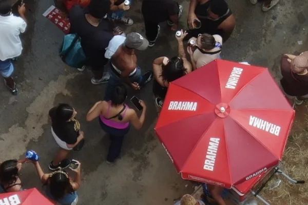 Imagem mostra foliões durante bloco em São Paulo - Metrópoles