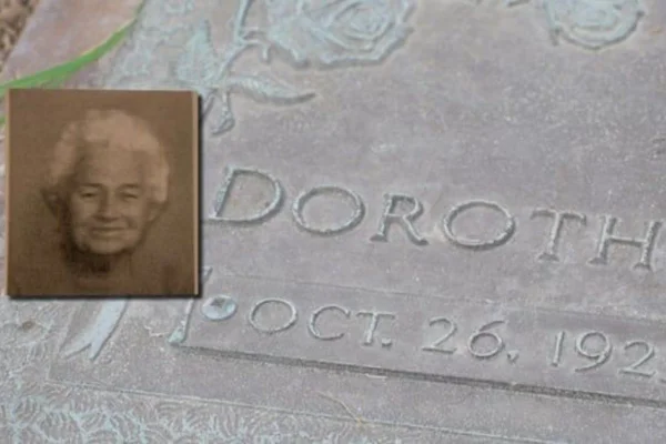 Foto colorida de Dorothy Virginia Driggers Taquino, de 81 anos e no jazigo que a própria Dorothy escolheu, ainda em vida - Metrópoles