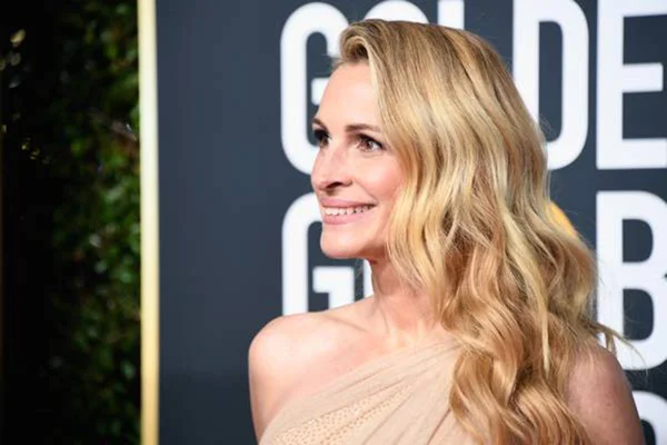 Julia Roberts usa vestido e cabelo de lado