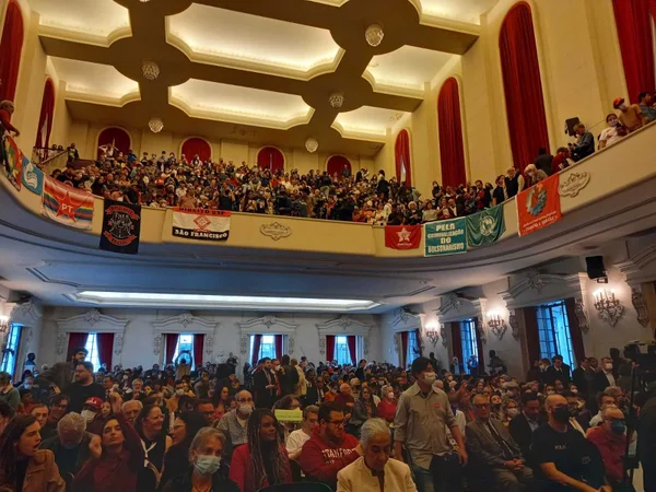 Na faculdade de Direito da USP, diversos manifestantes se posicionam a favor da democracia após atos violentos e terroristas de bolsonaristas. Eles ocupam com bandeiras o mezanino e auditório do local - Metrópoles