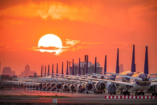 aviões parados em aeroporto por causa da pandemia