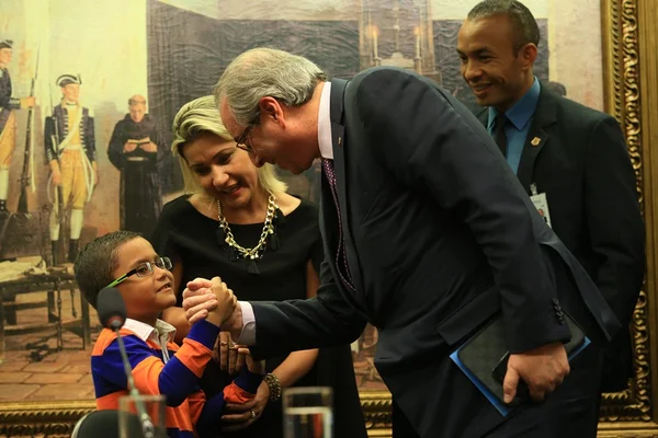 Fã mirim de Eduardo Cunha realiza sonho de conhecer deputado afastado