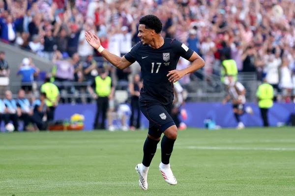 Copa do Mundo: Tillman iguala Pelé e Messi em recorde de gols de falta