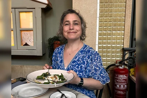 Médica Ellissa Baskind que sentiu dor nas costas e acreditava ser apenas cansaço do trabalho mas foi diagnosticada com leucemia, um tipo de câncer. Metrópoles