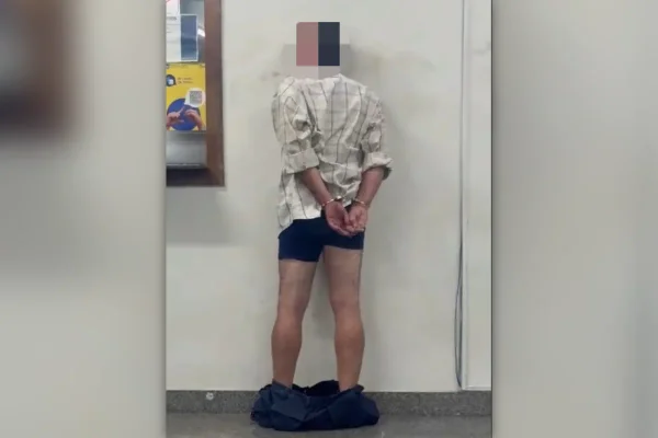 Alterado, homem chega só de cueca à DP após quebrar o braço da mãe