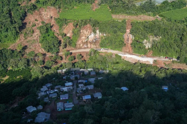 Foto colorida de deslizamento de terra no Rio Grande do Sul - Metrópoles