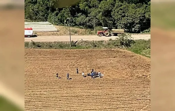 Jovem morre após cair de trator e ser atropelado pelo veículo em SC