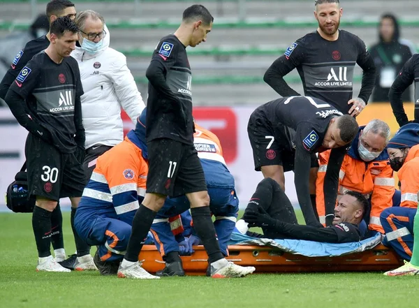 Neymar torce tornozelo e sai chorando de maca; veja o lance