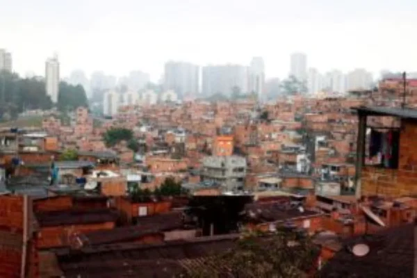 Imagem colorida da comunidade de Paraisópolis, onde mulher levou um tiro - Metrópoles