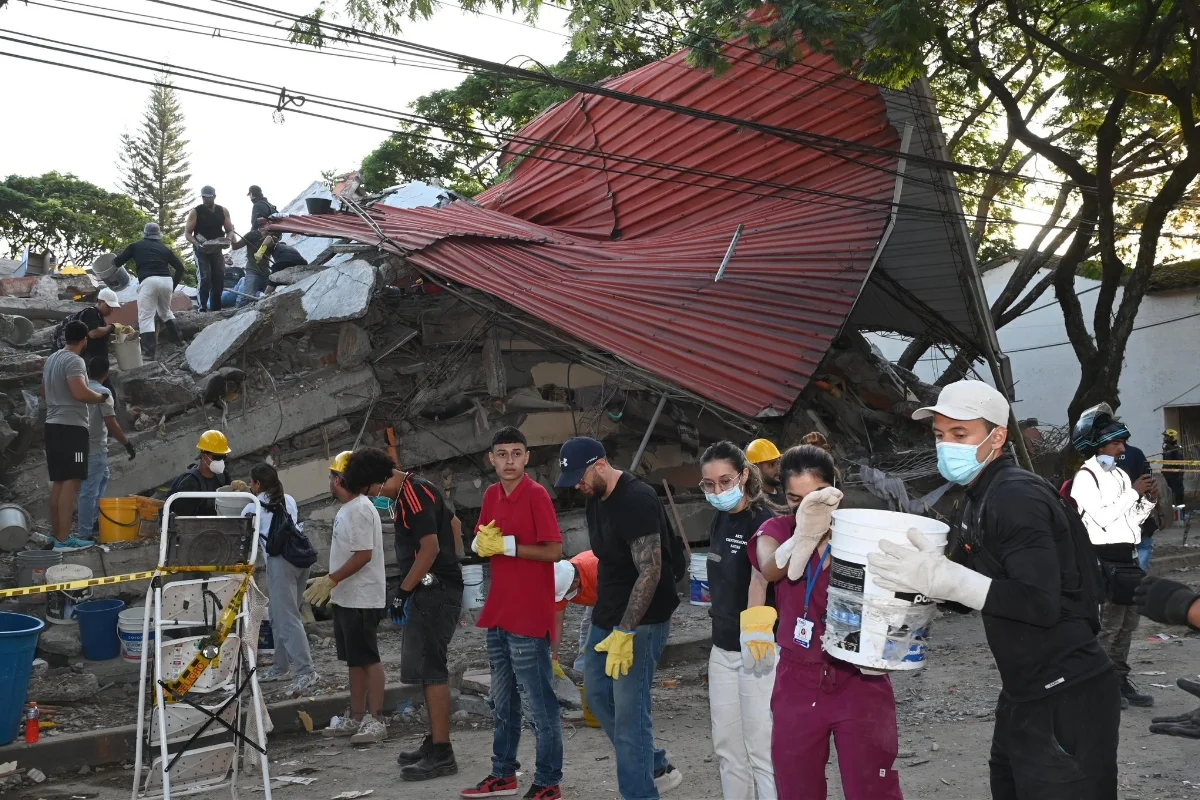 Pessoas trabalham em busca e resgate de corpos nos escombros após terremoto na Colômbia Pessoas trabalham em busca e resgate de corpos nos escombros após terremoto na Colômbia