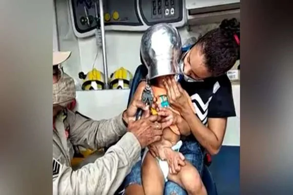 Menino de 2 anos fica com panela presa na cabeça durante brincadeira em MS