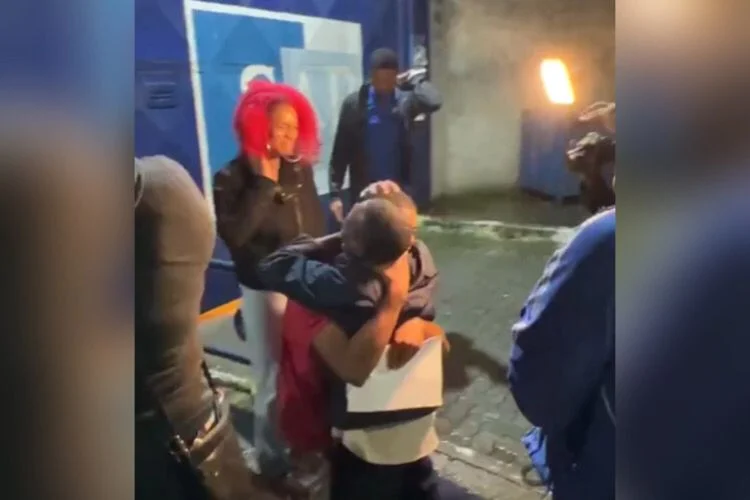 Saída de jovens da prisão foi marcado com muita emoção Saída de jovens da prisão foi marcado com muita emoção