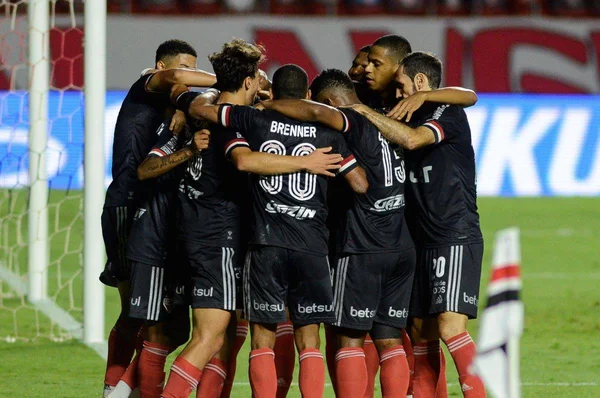 São Paulo goleia o Botafogo