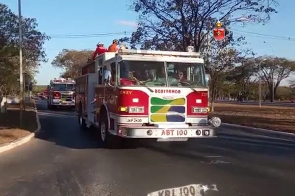 Vídeo: bombeiro morto na Serra da Mesa ganha cortejo em carro aberto
