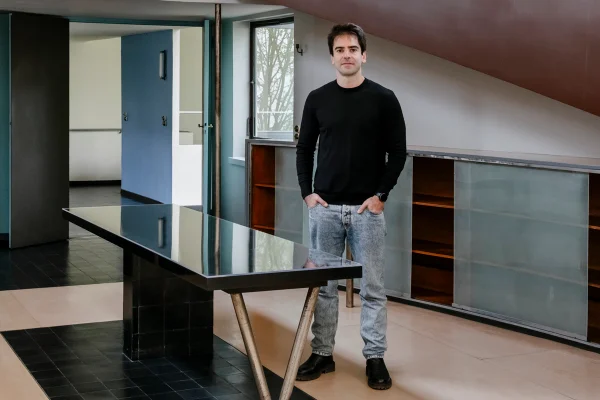 Foto colorida de homem com blusa preta. Ele está em pé - Metrópoles