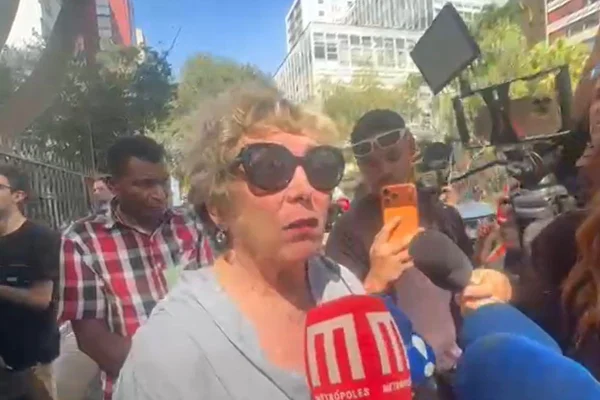Bárbara Bruno se despede de Laura Cardoso em velório: “Uma gigante”