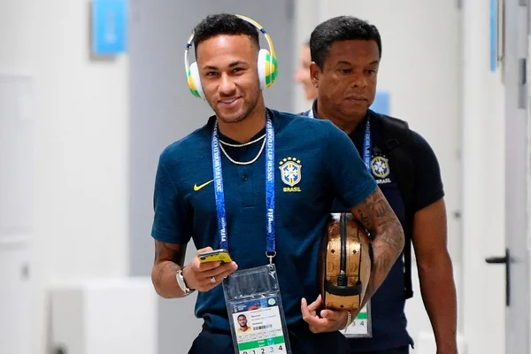 Neymar deixa de lado os colares de rapper e aposta em rivieras