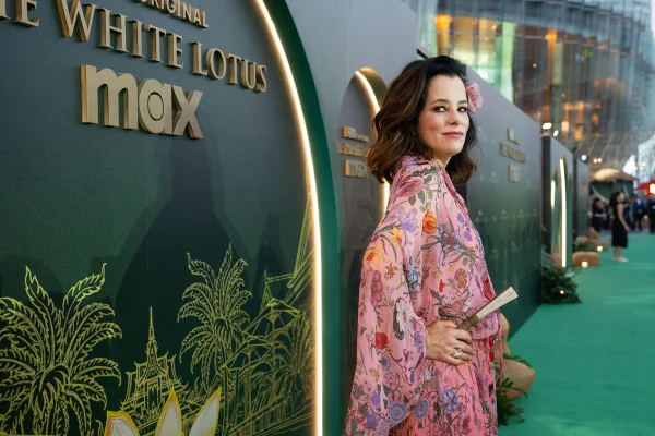 parker posey the white lotus hbo estilo moda - metrópoles