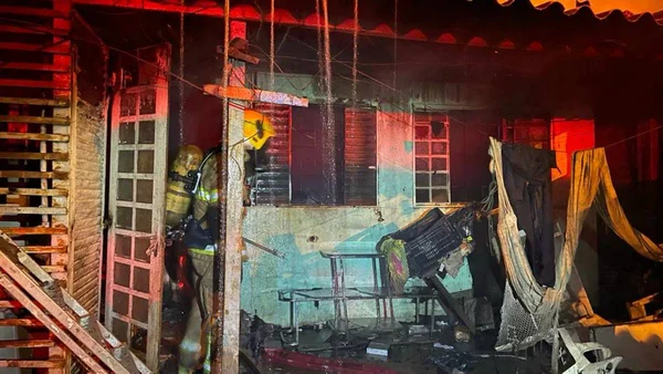 Bombeiros apagam incêndio em casa do DF e salvam cachorro
