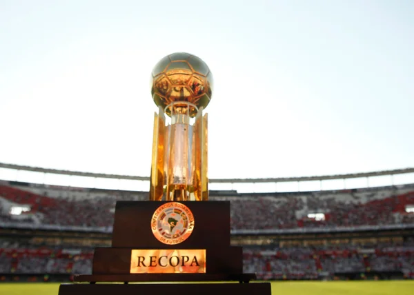 Imagem coloriada de troféu da Recopa Sul-Americana - Metrópoles