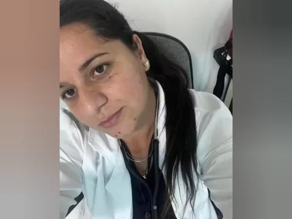 Imagem de mulher com jaleco branco e estetoscópio no pescoço - Metrópoles