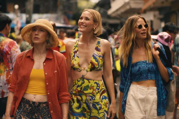 Carrie Coon, Leslie Bibb e Michelle Monaghan em cena de The White Lotus - Metrópoles