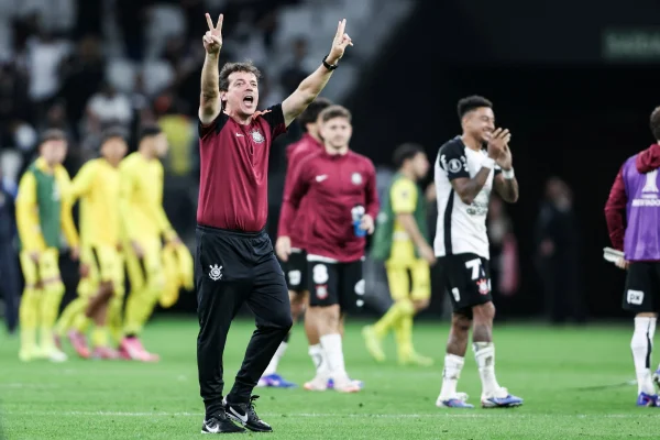 Fernando Diniz comemorando vitória do Corinthians na Libertadores